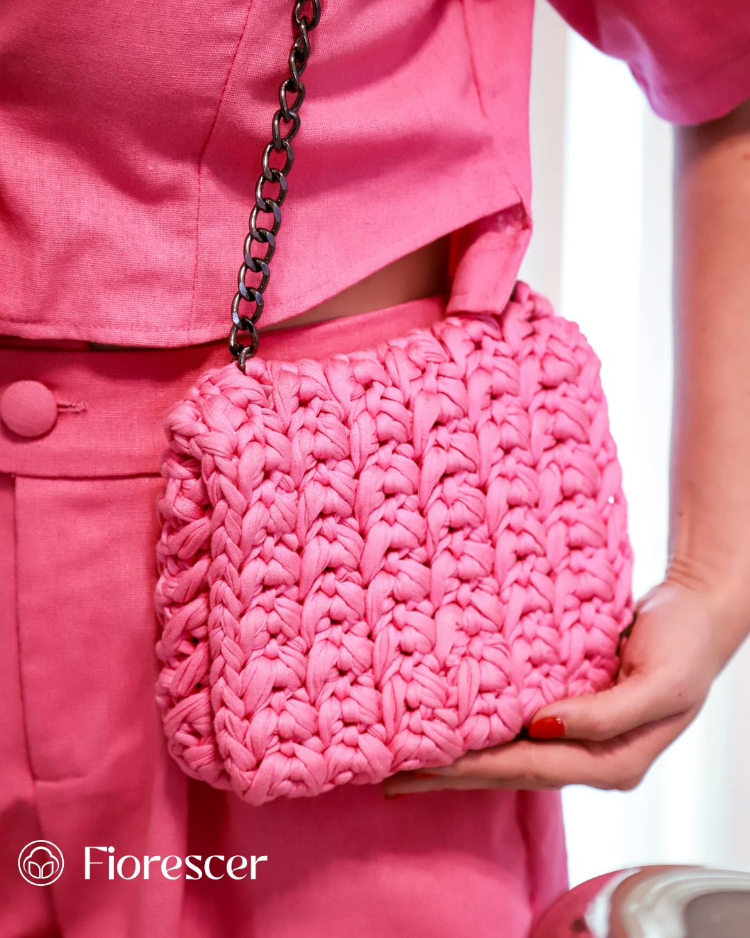 Bolsa rosa de crochê criada com fio Fiorescer
